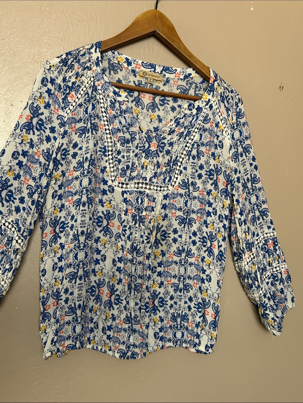 Democracy Women’s Crochet-Trim Blue Floral Peasant Top. Size Medium.